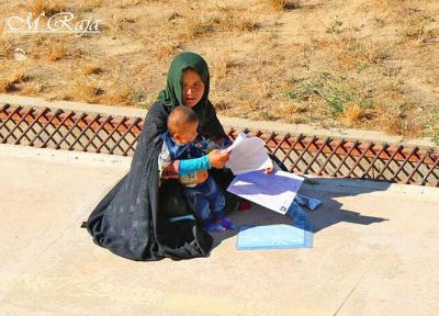 عکس روز ، مادر و فرزند در کنکور افغانستان