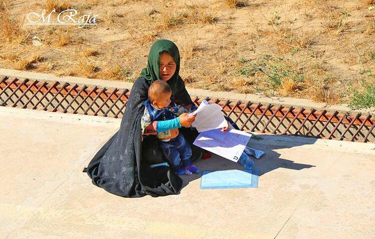 عکس روز ، مادر و فرزند در کنکور افغانستان