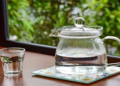 چرا باید ناشتا آب گرم بخوریم